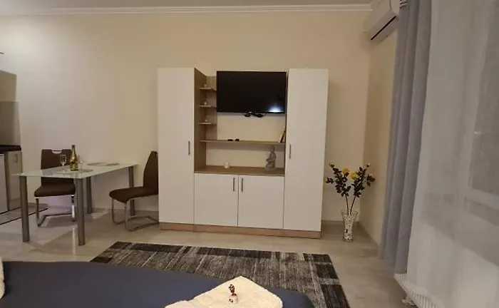 Rozsa Apartmanhaz 3*